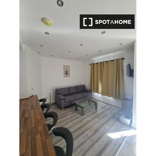 4-bedroom apartment for rent in East Wall, Dublin - Photo 1