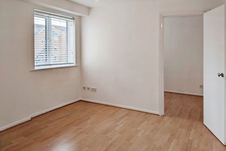 Mullards Close, MITCHAM - Photo 2