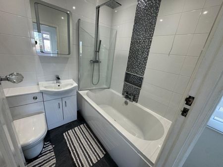 Woodstock Avenue, Romford, RM3 9NF - Photo 5