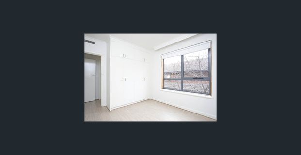 Size, sophistication & location! - Photo 1