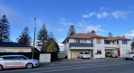 Te Awa Townhouse with sea and mountain views - Photo 5