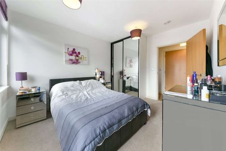 The apartment boasts open-plan living room to modern integrated kitchen, bedroom with built-in wardrobe and bathroom with shower over bath. - Photo 2