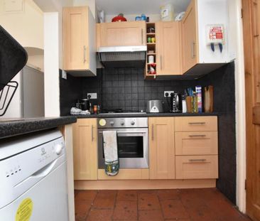 **Single Occupants Only** Ocean present this double room in a SHARE... - Photo 2