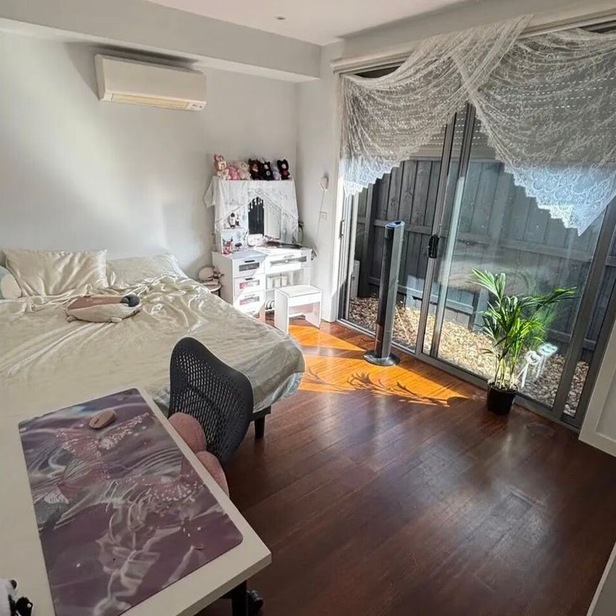 Williamstown - Photo 1