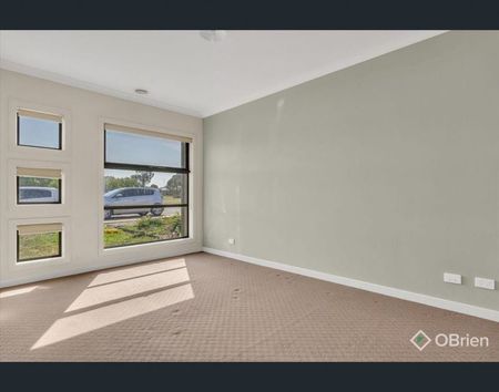 2/33 Roslyn Park Drive Harkness VIC - Photo 2