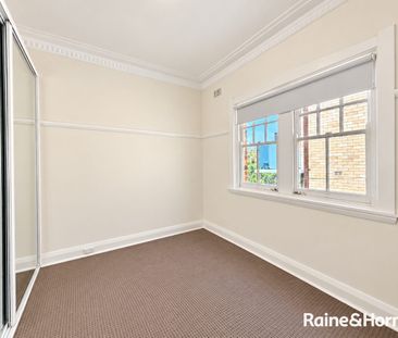 Convenient Two-Bedroom Apartment Close to UNSW & Light Rail - Photo 5