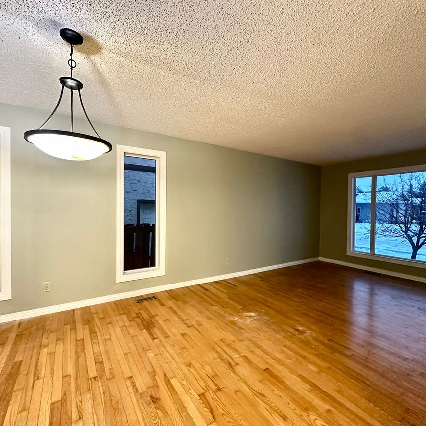 10423 40 Avenue NW - Photo 1