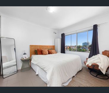 Modern, Sunny Top Floor Two Bedroom Apartment - Photo 2