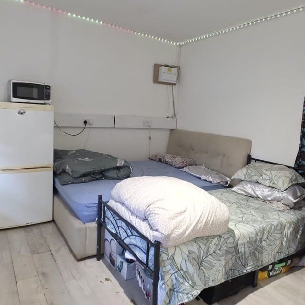 Studio Flat, Romford Road, E12 - Photo 1