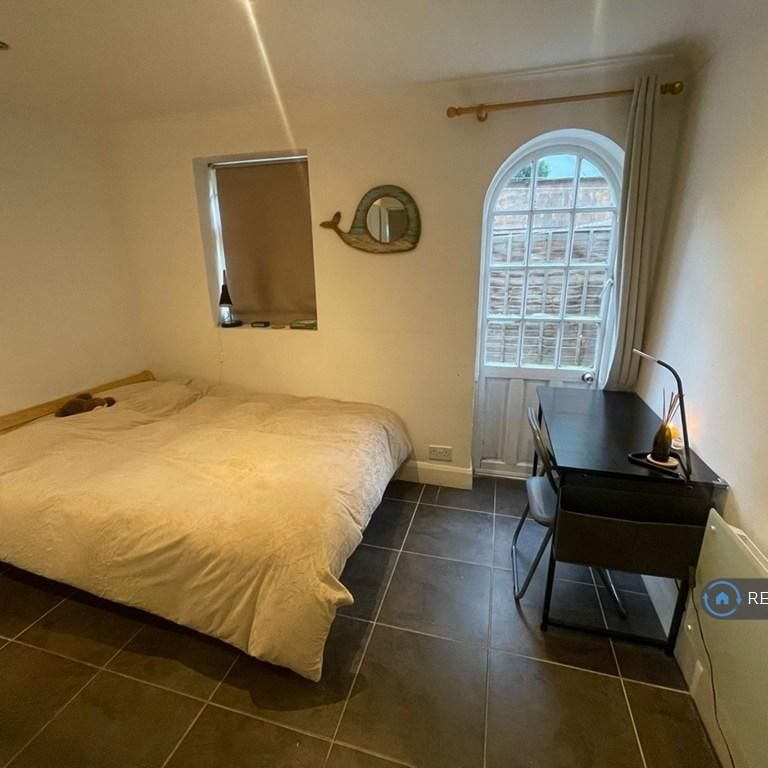 4 bedroom flat to rent - Photo 1