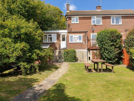 🧋F. M Property Solutions Are Pleased To Present This Property In A Great Location, Close To Local Shops, Town Centre And The Beautiful High Wycombe Countryside. The Best Of Both Worlds🧋 Room 5 - Photo 3