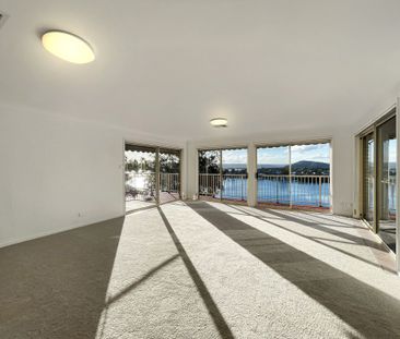 Large family living with water views - Photo 3