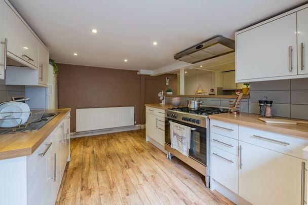 Headingley Avenue, Leeds - Photo 1