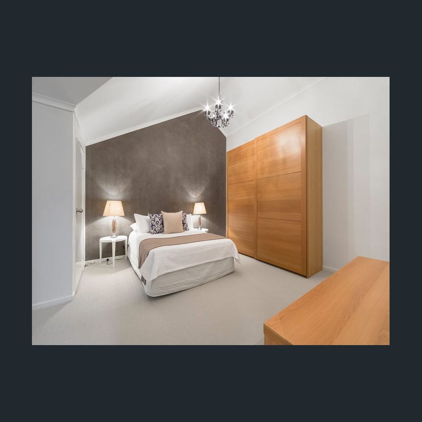 Light-Filled, Stylish & Low-Maintenance Living in the Heart of Kew - Photo 1