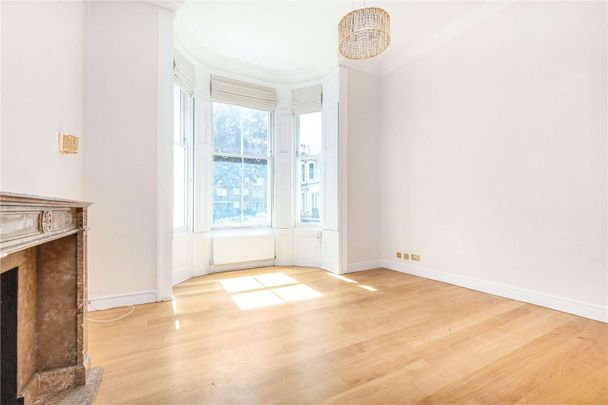 Stunning high ceiling raised ground floor flat with access to communal gardens - Photo 1