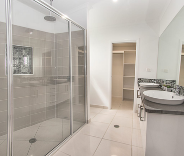 4 BEDROOM, 2 BATHROOM HOME IN BURDELL + SOLAR + SEPARATE MEDIA ROOM! - Photo 3