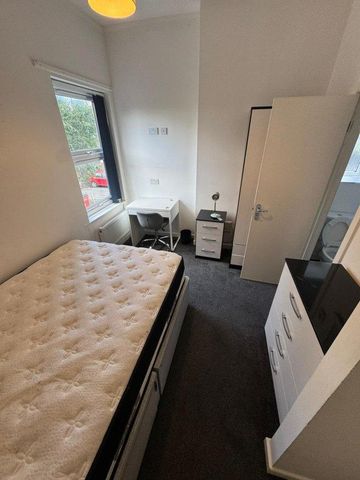 3 bedroom flat to rent - Photo 3