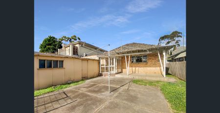 Large three bedroom home - Photo 2