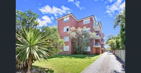 Sunny Apartment with District Views - Photo 5