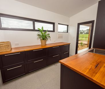 ‘THE OVERFLOW’ – STUNNING RETREAT WITH BREATHTAKING VIEWS! - Photo 4