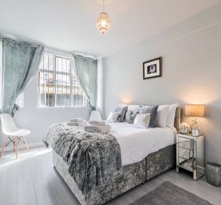 1 Bed Flat, Romney Court, W12 - Photo 2