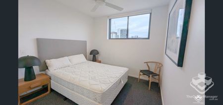 Spacious Fully Furnished 3-Bedroom Apartment with 2 Car Parks in the Heart of West End - Photo 4