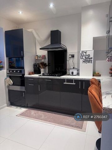 3 bedroom end of terrace house to rent - Photo 4