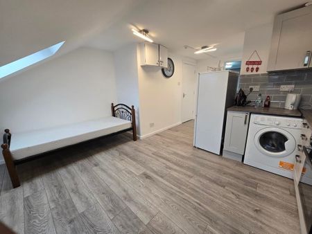 Top Floor Conversion 1 Bedroom Flat To Let West Hendon NW9 - Photo 2
