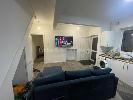 1 bedroom in a house share to rent - Photo 2