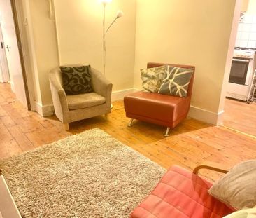 3 Bed Terraced House, Milner Road, BN2 - Photo 2