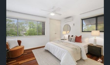 Create LisFOR RENT â Spacious Double Brick Family Home with Pool & Dual Living Potential! - Photo 4