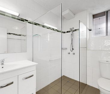 Freshly updated - Brand New Kitchen - Photo 4