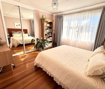 Tranquil Khandallah home - walk to train, village - Photo 4