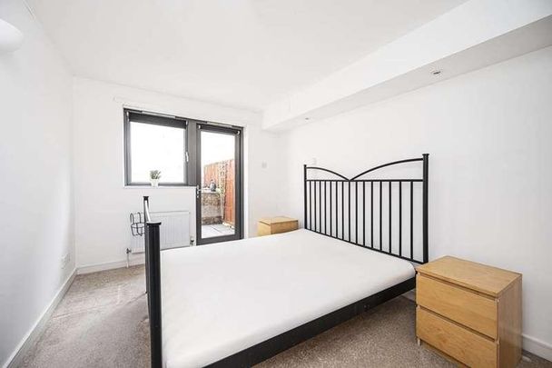 Mile End Road, Whitechapel, E1 - Photo 1