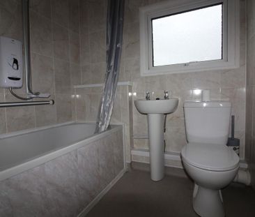 3 bedroom end of terrace house to rent - Photo 2