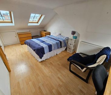 1 bedroom in a flat share to rent - Photo 2