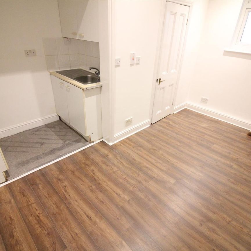 Madeley Road, London - Photo 1