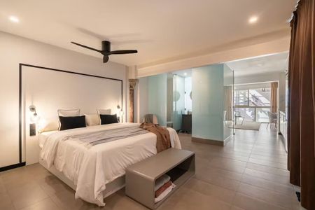 Carrer de Girona, Barcelona, Catalonia - Photo 4