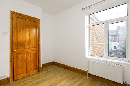 3 bedroom Semi-Detached House to rent - Photo 5