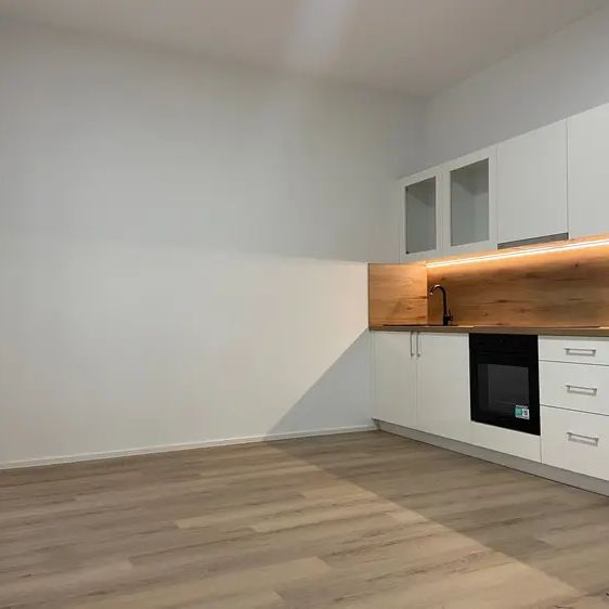 Pronájem bytu 1+kk, 33 m - Fotografie 1