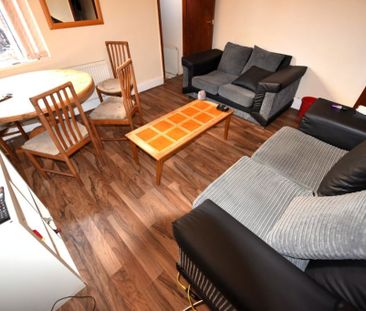 5 bedroom House in Hessle View, Leeds - Photo 2