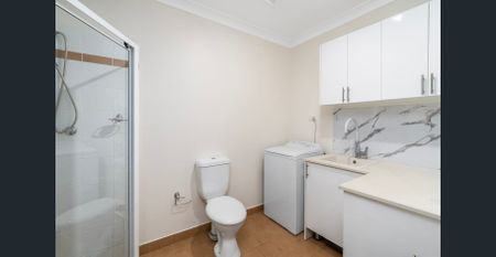 Spacious & Stylish Townhouse with Private Entry – Walk to Grove Square - Photo 5