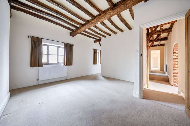 Six-bedroom detached former farmhouse with ground-floor lateral living. - Photo 1