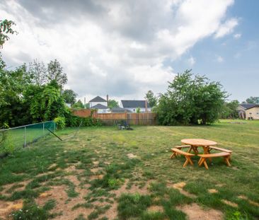 **ALL INCLUSIVE** STUDENTS ROOM FOR RENT IN A STUNNING HOUSE!! - Photo 3