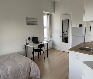 Superbe studio, rénové, meublé WIFI, salle de bain commune - Photo 2