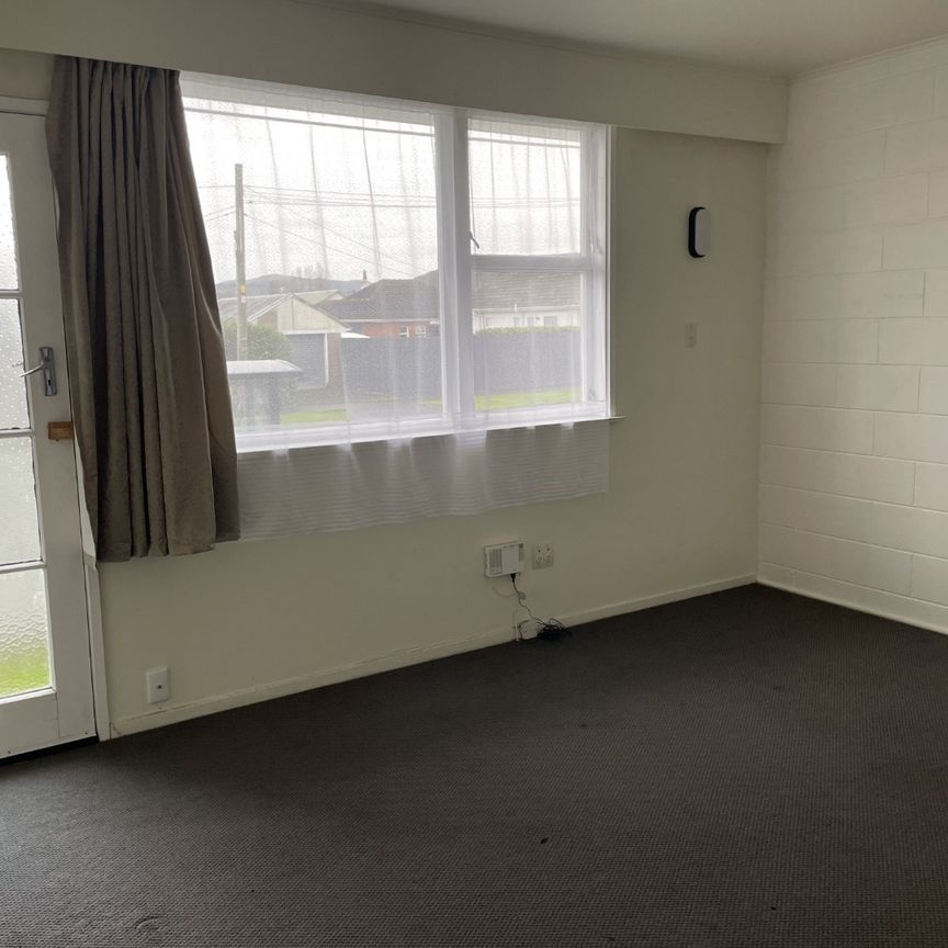 Neat and tidy bedsit - Photo 1