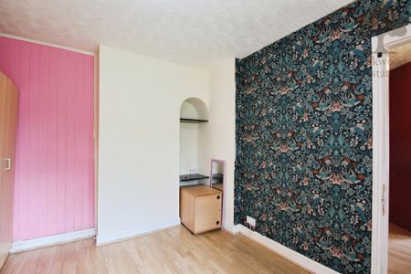 3 bed semi-detached house to rent in Great West Road, Hounslow, TW5 - Photo 2