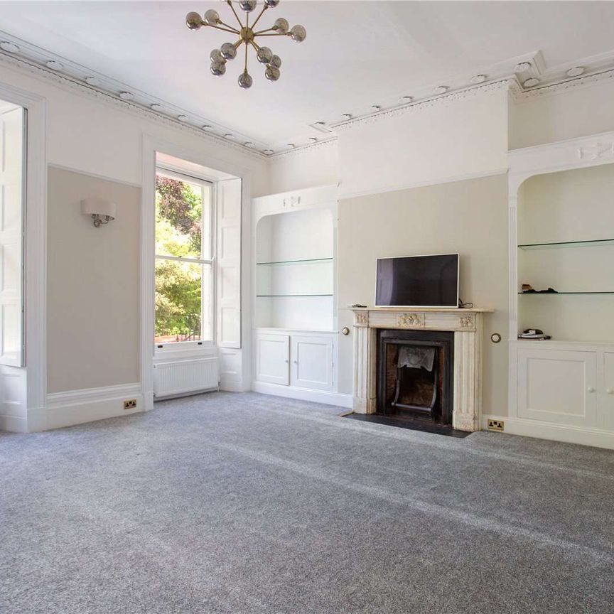 An impressive Townhouse overlooking Pittville Park. - Photo 1