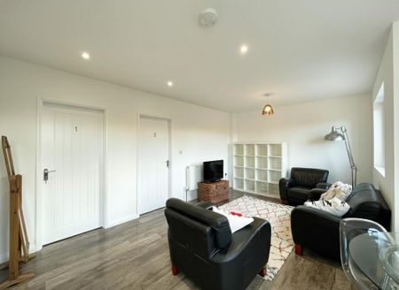 1 bedroom in a flat share to rent - Photo 2