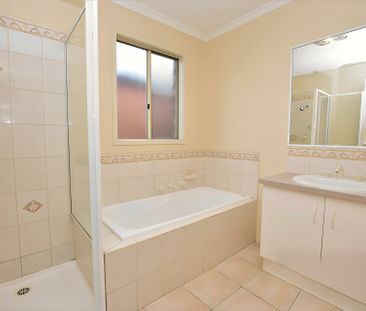 8 The Glade, Hampton Park VIC - Photo 3